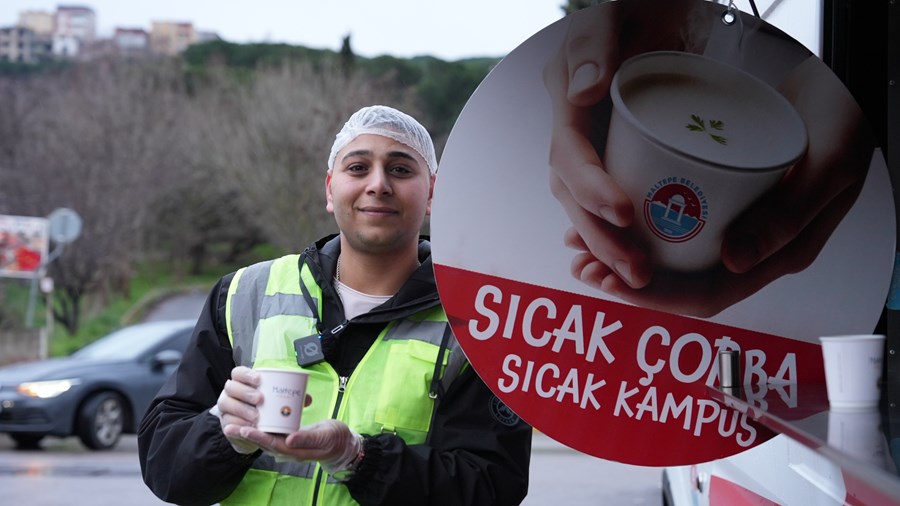 Maltepeli üniversite öğrencilerine sıcak çorba