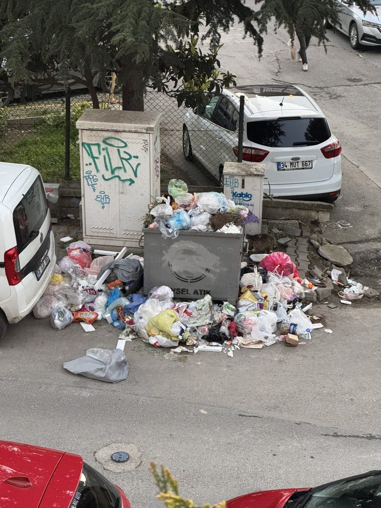 Maltepe Belediyesine Vatandaşlardan Çöp Tepkisi