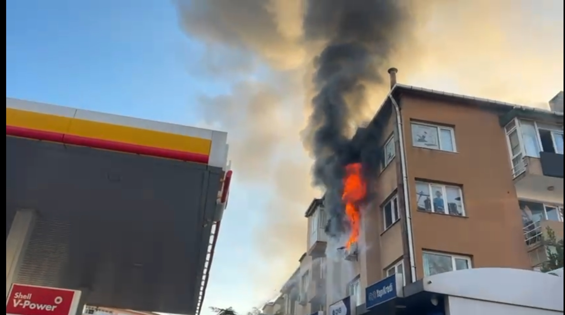 Benzin istasyonunun hemen Yanında Korkutan Yangın
