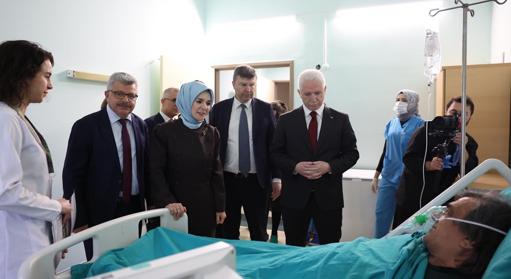 Bakan Göktaş, Maltepe Huzurevi'ndeki yangından etkilenenleri hastanede ziyaret etti