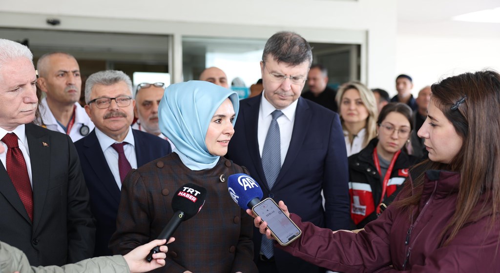 Bakan Göktaş, Maltepe Huzurevi’ndeki yangından etkilenenleri hastanede ziyaret etti