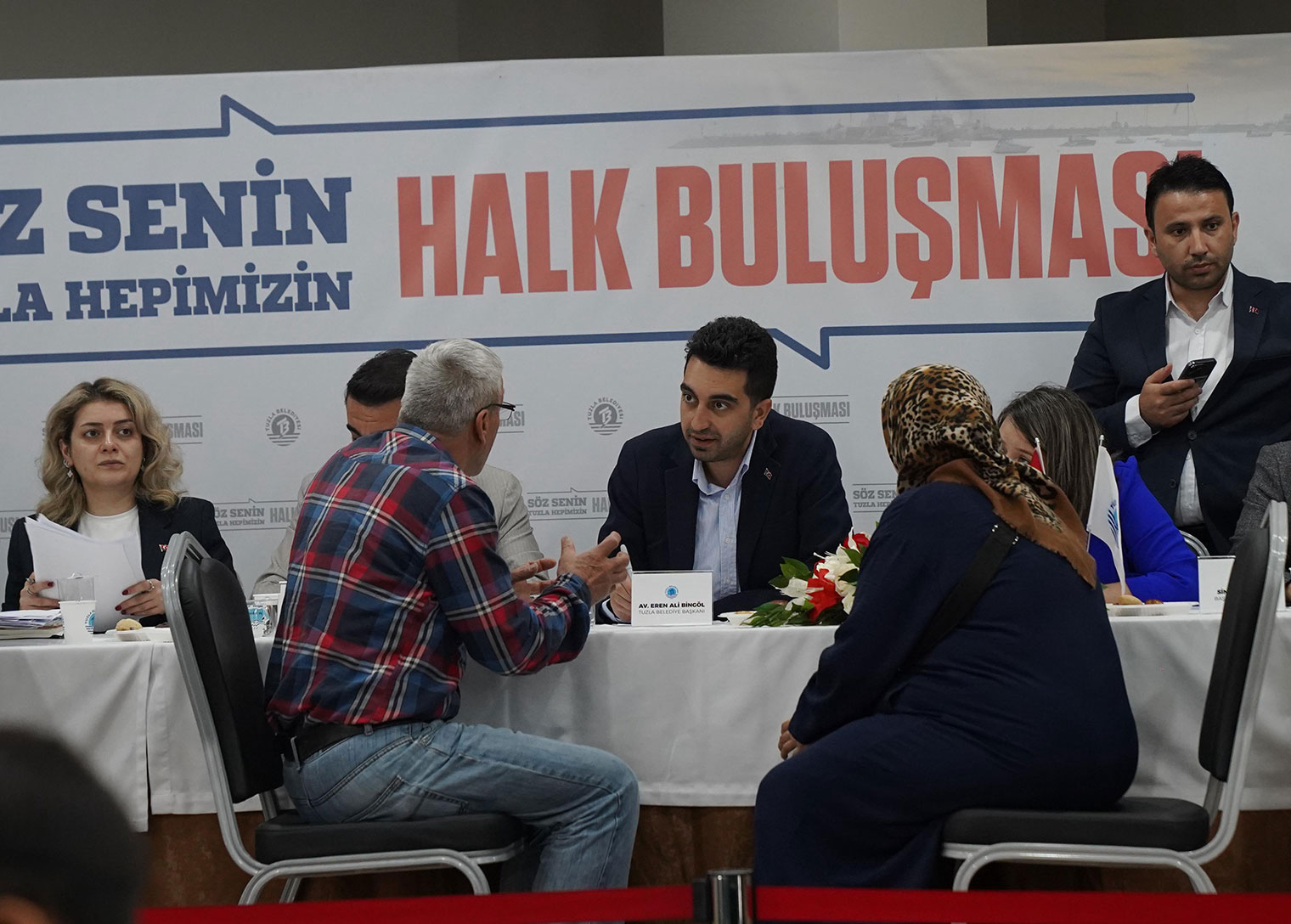 Başkan Eren Ali Bingöl halk buluşmalarında komşularıyla bir arada