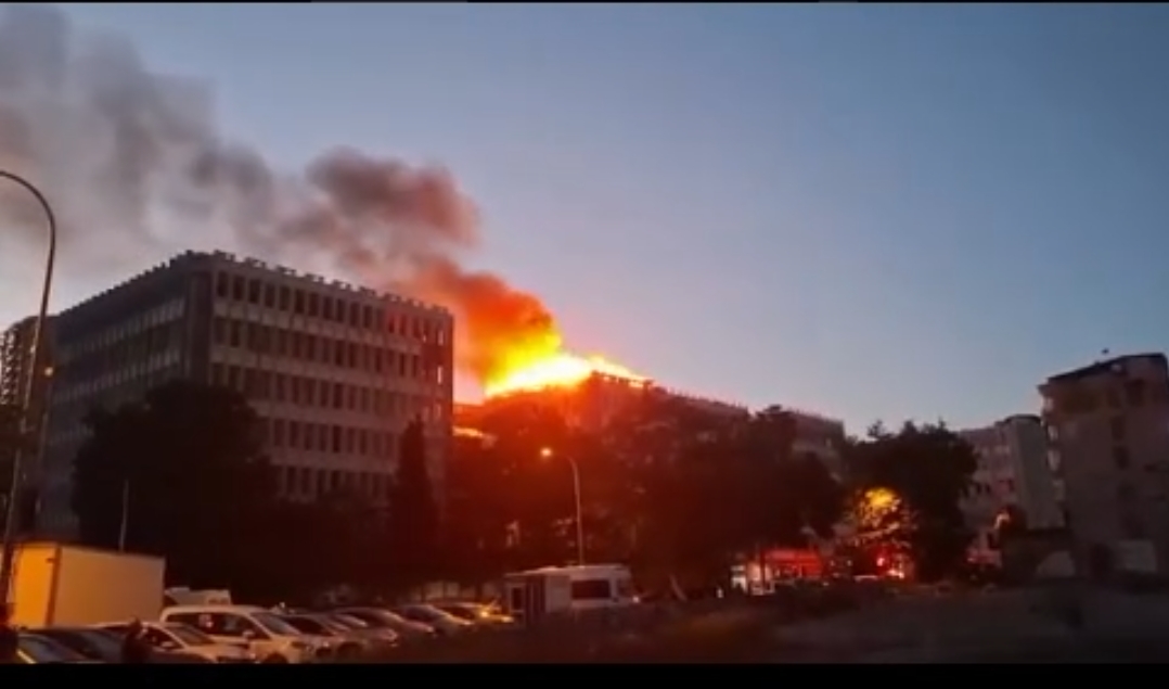 Kartal’da Eski Kolej Binasında Korkutan Yangın!