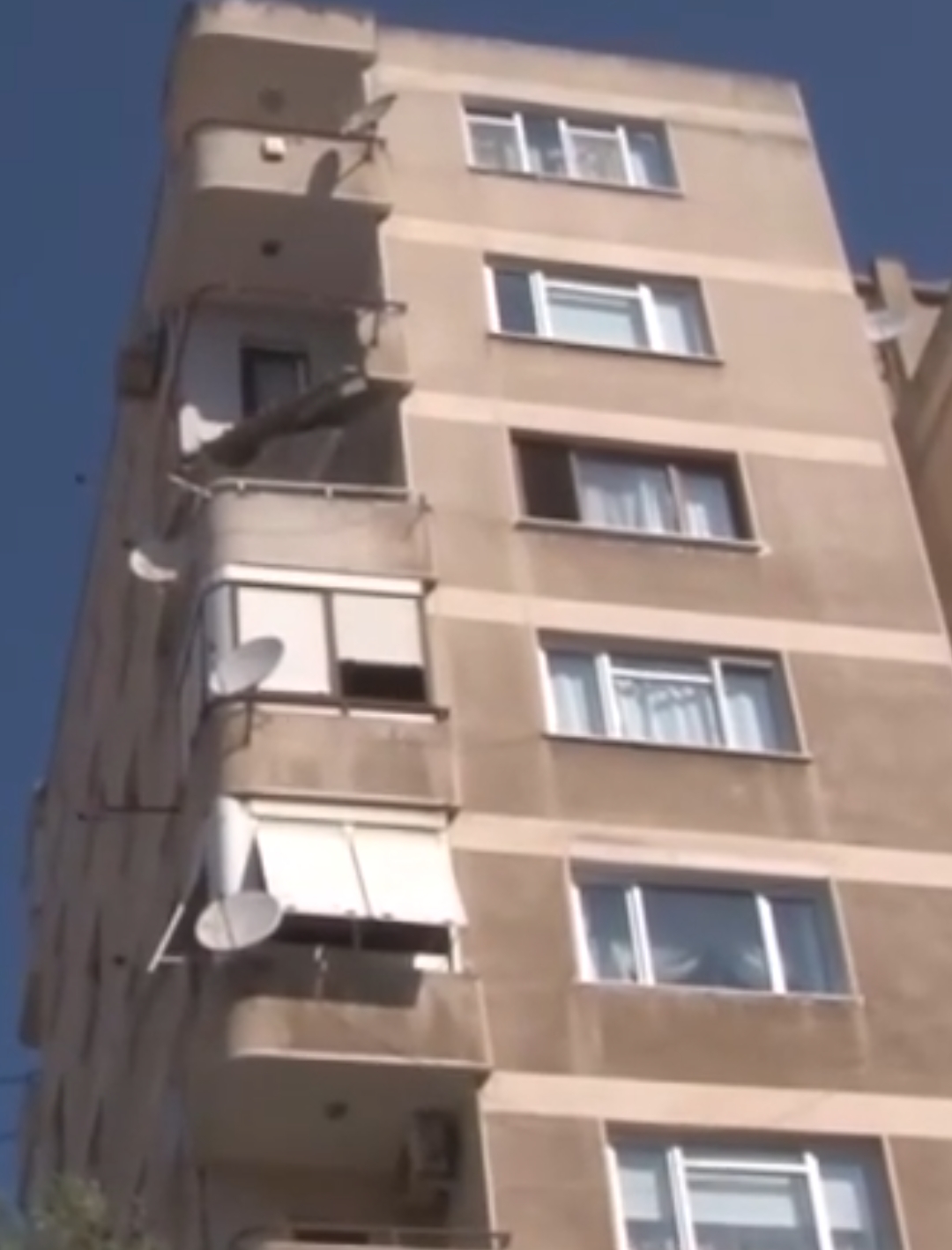 Maltepe’de Yüksek bir Binanın Balkonu Çöktü!