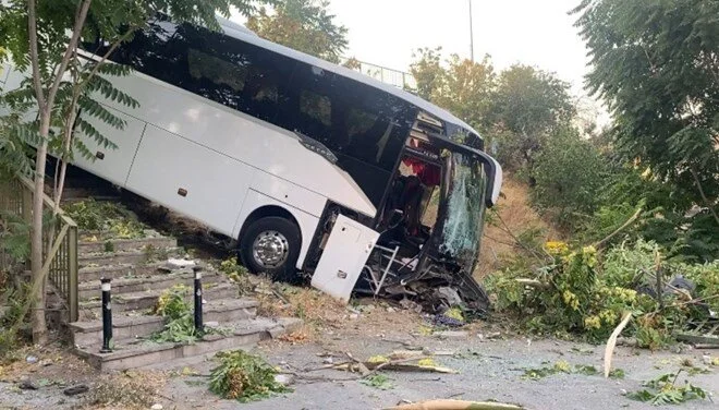Maltepe’de Servis Otobüsü Şarampole Uçtu, Ağır Yaralılar Var. Sonrasında Vinç Kazazı Otobüs Kullanılmaz Halde Maltepe Tv – Maltepe Haber