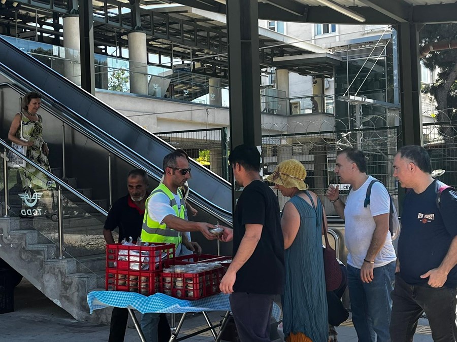 Maltepe’de 6 bin kişiye aşure dağıtıldı.