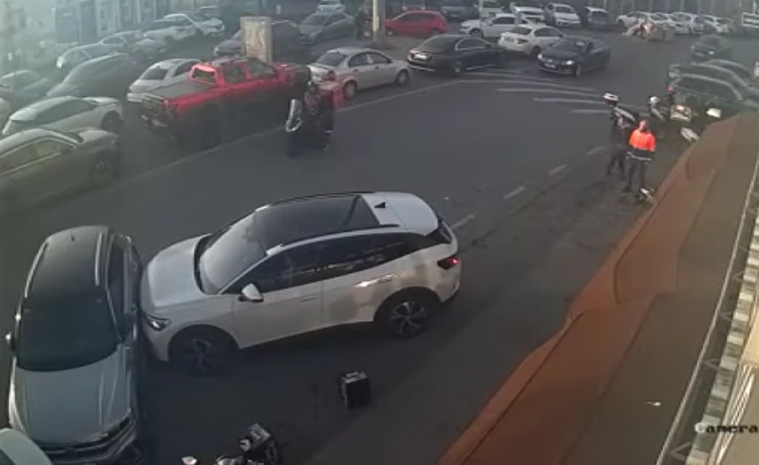 FREN YERİNE GAZA BASTI! Maltepe’de park kazası kamerada | Maltepetv 